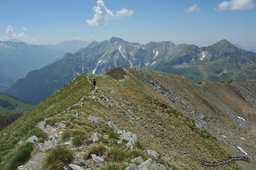 136 Scendiamo sulla cresta verso il Passo di Lemma.JPG